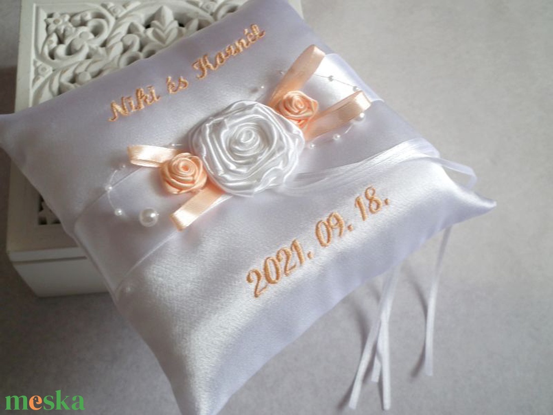 Hímzett rózsaözön gyűrűpárna - esküvő - kiegészítők - gyűrűtartó & gyűrűpárna - Meska.hu