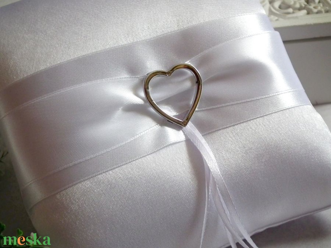 Regina hófehér gyűrűpárna - esküvő - kiegészítők - gyűrűtartó & gyűrűpárna - Meska.hu