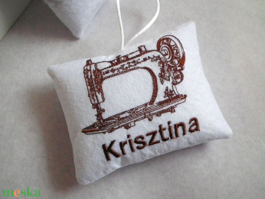 Varrógépes tűpárna névvel - otthon & életmód - lakástextil - varrókellék - Meska.hu