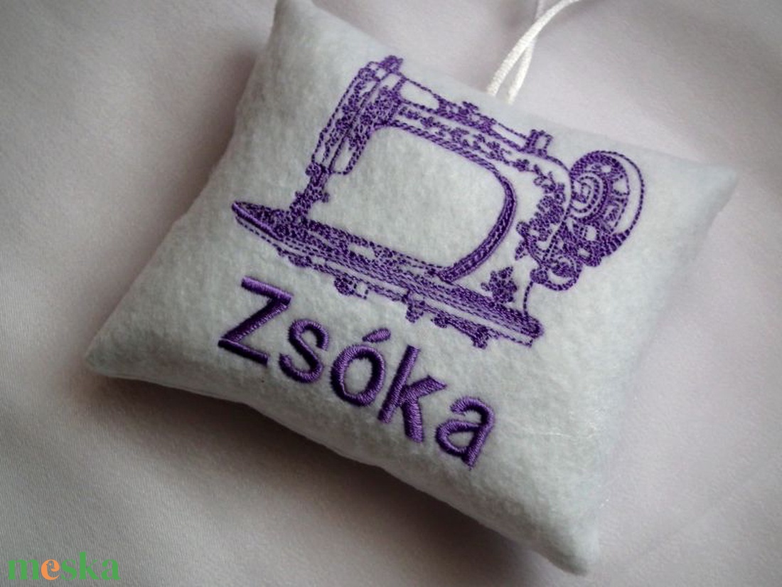 Varrógépes tűpárna névvel - otthon & életmód - lakástextil - varrókellék - Meska.hu