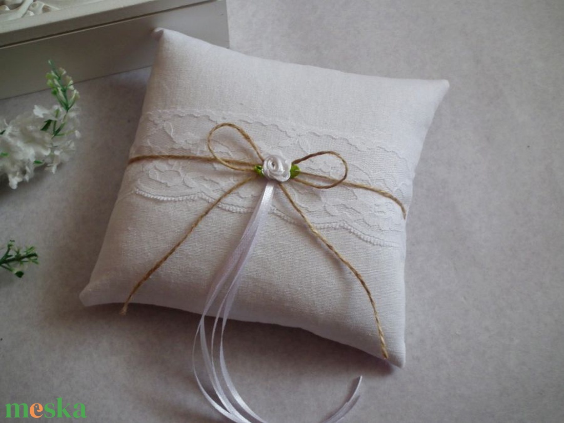Csipkés, rózsás vintage gyűrűpárna - fehér - esküvő - kiegészítők - gyűrűtartó & gyűrűpárna - Meska.hu