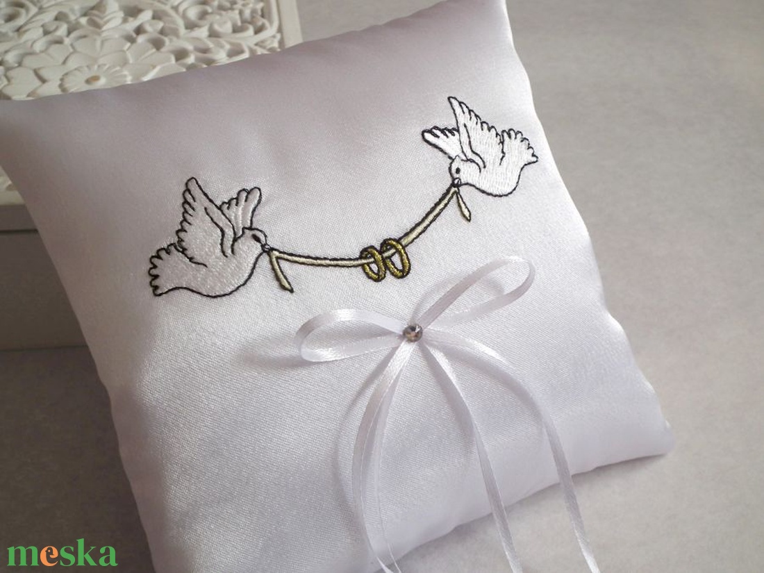 Szerelmes múzsa hímzett gyűrűpárna - esküvő - kiegészítők - táska - Meska.hu