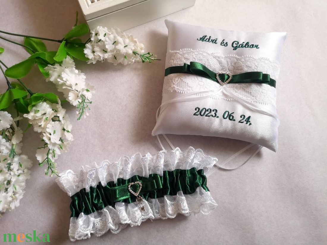 Gyűrűpárna és combcsipke esküvőre - esküvő - kiegészítők - harisnyatartó & valami kék - Meska.hu