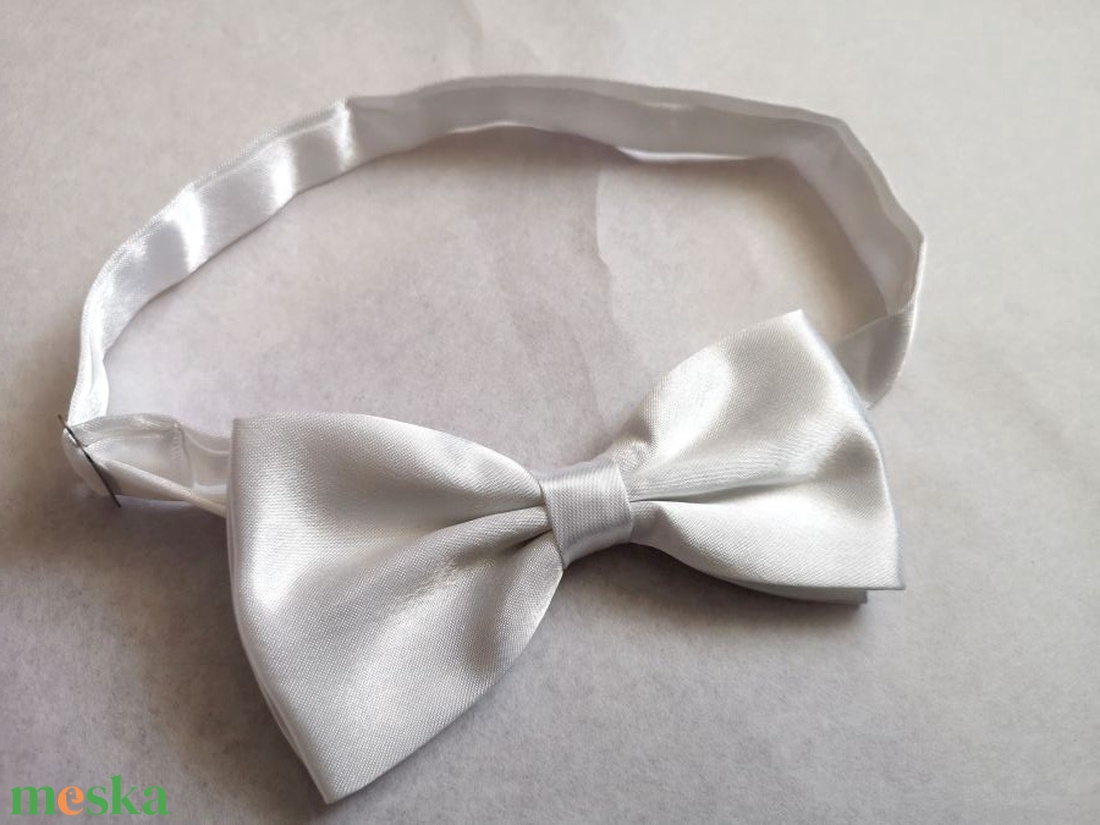 Elegáns szatén csokornyakkendő - hófehér - ruha & divat - férfi ruha - nyakkendő - Meska.hu