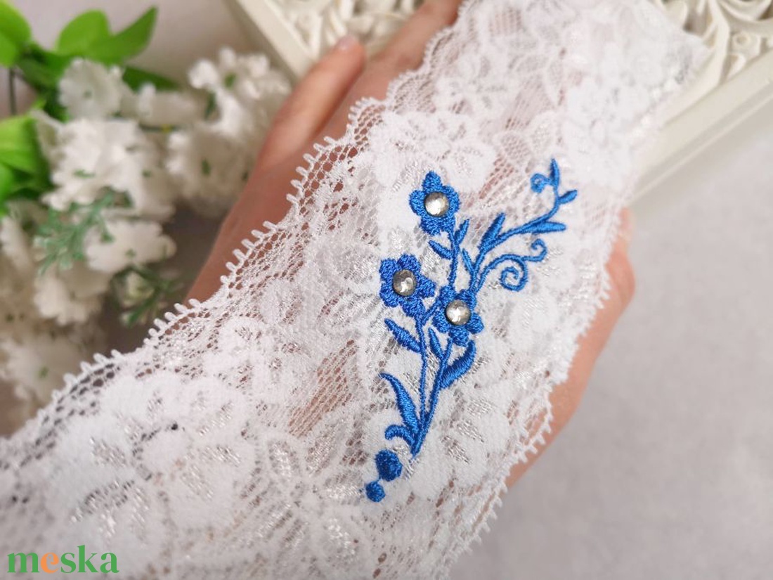 Hímzett virágos csipke esküvőre - valami kék - esküvő - kiegészítők - harisnyatartó & valami kék - Meska.hu