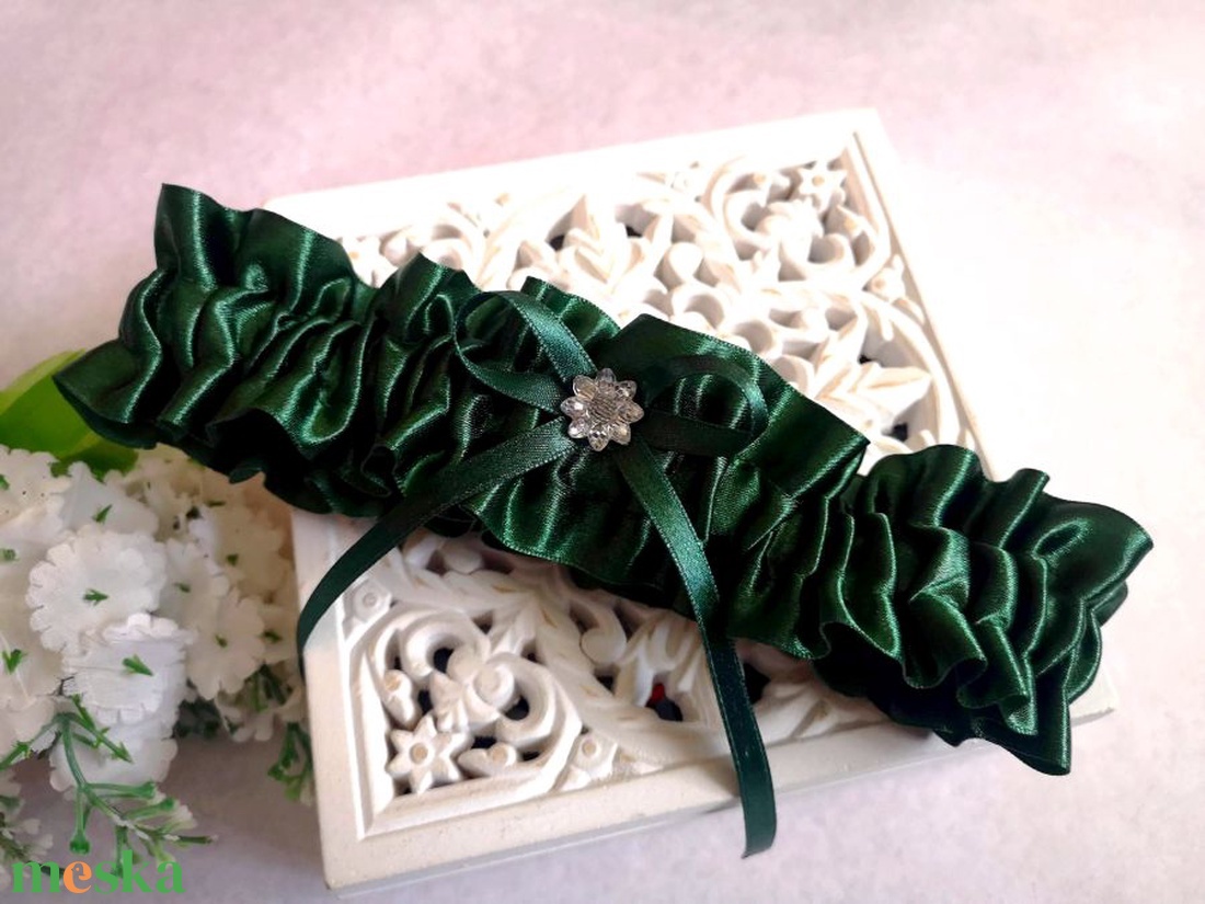 Smaragd zöld szatén combcsipke, legényfogó - esküvő - kiegészítők - harisnyatartó & valami kék - Meska.hu