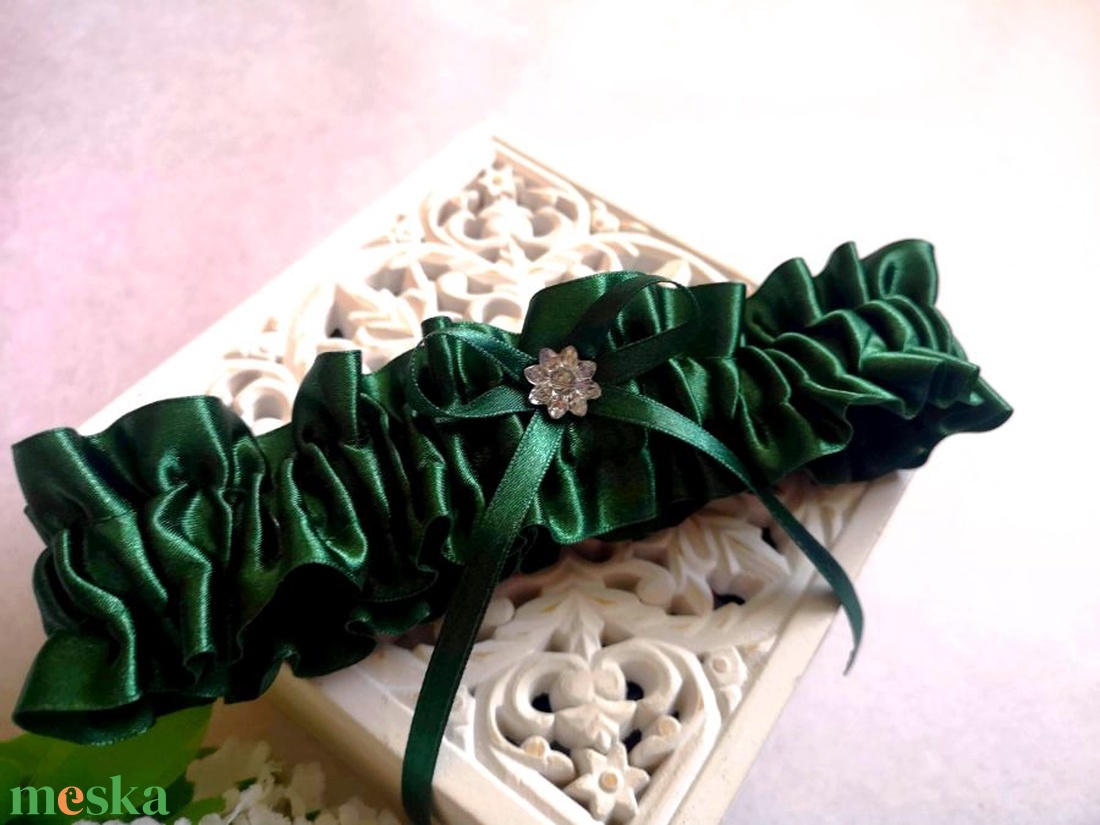 Smaragd zöld szatén combcsipke, legényfogó - esküvő - kiegészítők - harisnyatartó & valami kék - Meska.hu