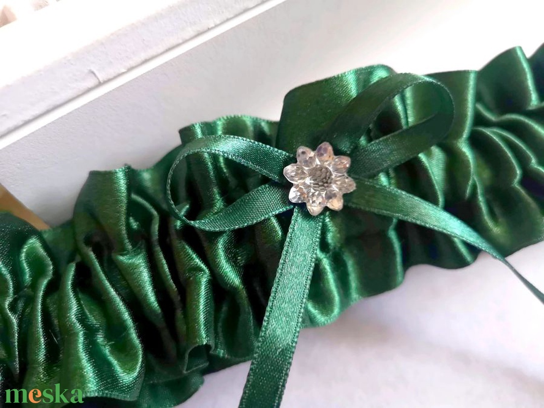 Smaragd zöld szatén combcsipke, legényfogó - esküvő - kiegészítők - harisnyatartó & valami kék - Meska.hu