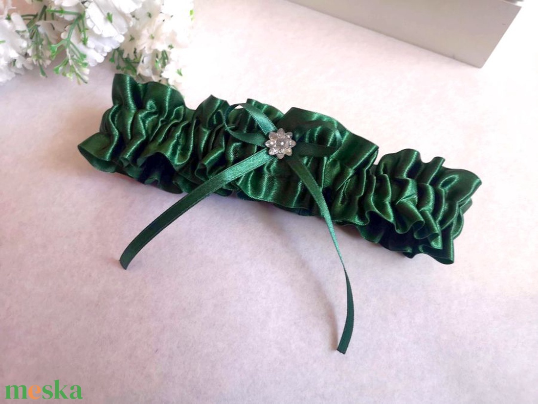 Smaragd zöld szatén combcsipke, legényfogó - esküvő - kiegészítők - harisnyatartó & valami kék - Meska.hu