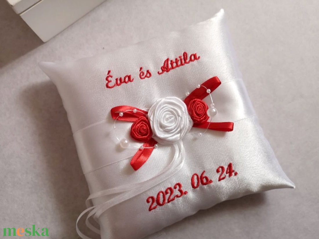 Hímzett rózsaözön gyűrűpárna - esküvő - kiegészítők - gyűrűtartó & gyűrűpárna - Meska.hu