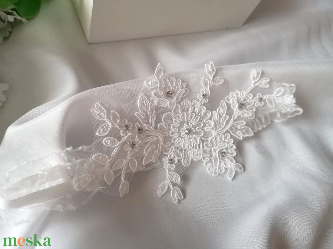 Csipkecsoda strasszos esküvői combcsipke - esküvő - kiegészítők - harisnyatartó & valami kék - Meska.hu