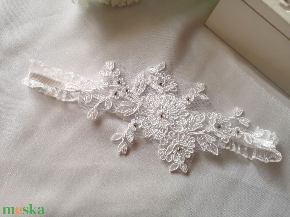 Csipkecsoda strasszos esküvői combcsipke - esküvő - kiegészítők - harisnyatartó & valami kék - Meska.hu