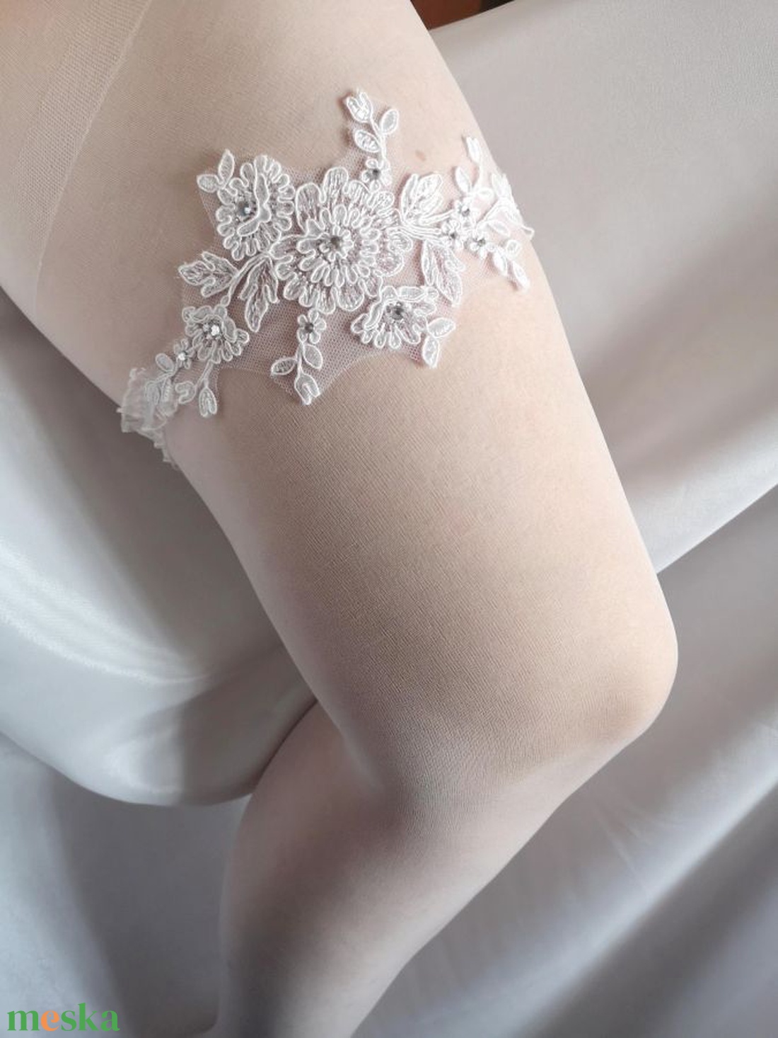 Csipkecsoda strasszos esküvői combcsipke - esküvő - kiegészítők - harisnyatartó & valami kék - Meska.hu