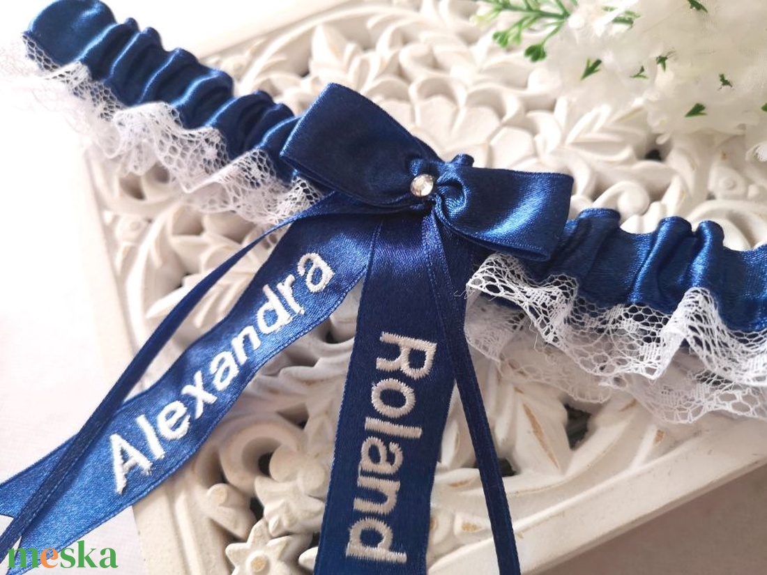 Szatén hímzett esküvői combcsipke - esküvő - kiegészítők - gyűrűtartó & gyűrűpárna - Meska.hu