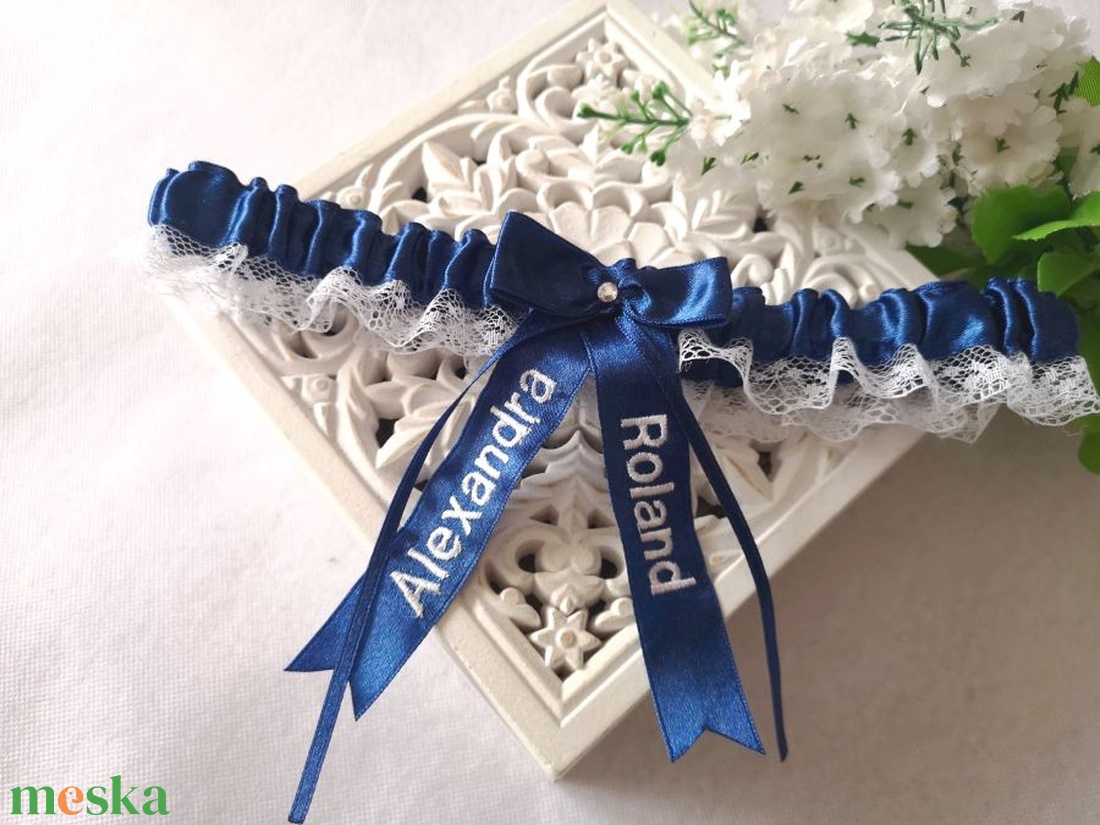 Szatén hímzett esküvői combcsipke - esküvő - kiegészítők - gyűrűtartó & gyűrűpárna - Meska.hu