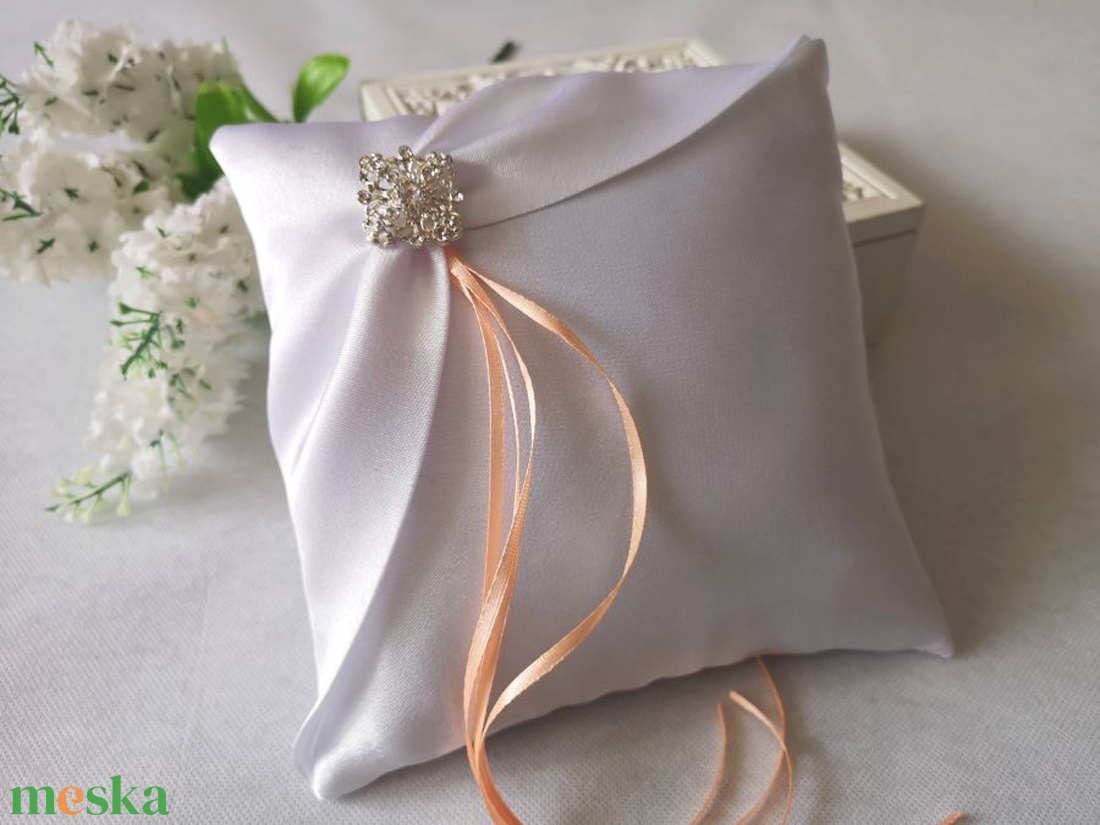 Finom elegancia esküvői gyűrűpárna barack szalaggal - esküvő - kiegészítők - gyűrűtartó & gyűrűpárna - Meska.hu Finom elegancia esküvői gyűrűpárna barack szalaggal - esküvő - kiegészítők - gyűrűtartó & gyűrűpárna - Meska.hu