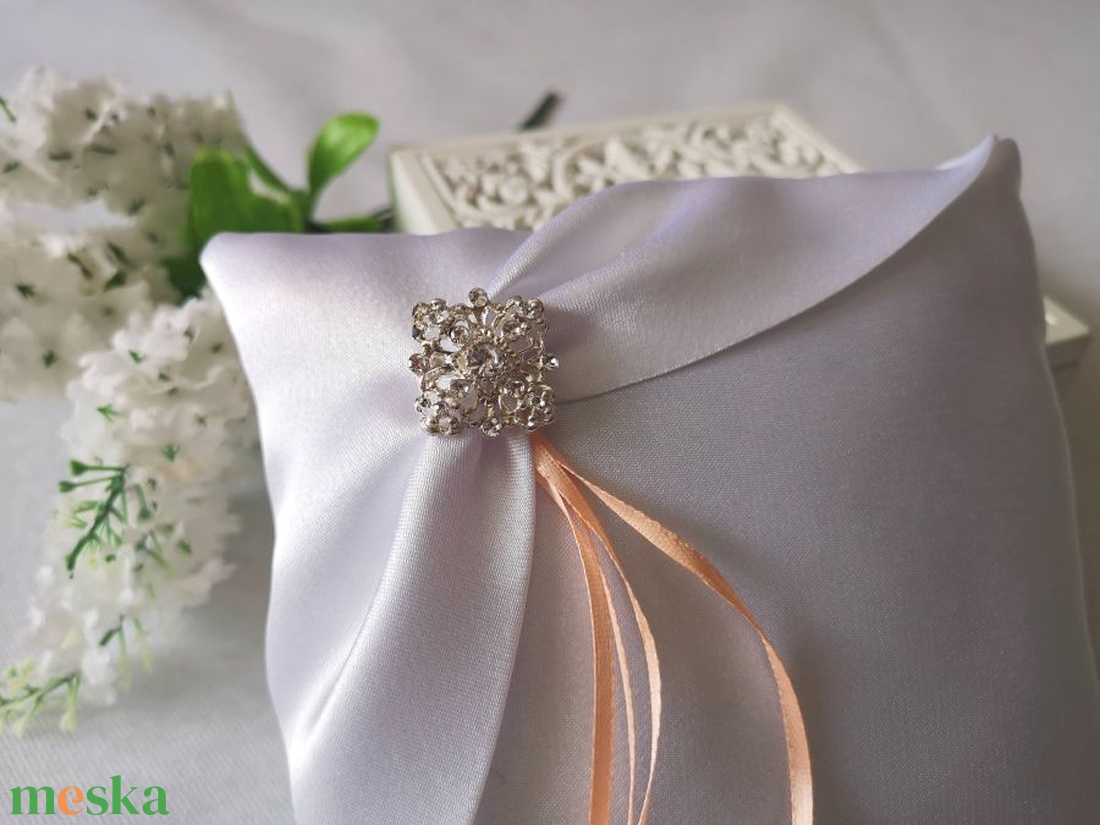 Finom elegancia esküvői gyűrűpárna barack szalaggal - esküvő - kiegészítők - gyűrűtartó & gyűrűpárna - Meska.hu Finom elegancia esküvői gyűrűpárna barack szalaggal - esküvő - kiegészítők - gyűrűtartó & gyűrűpárna - Meska.hu