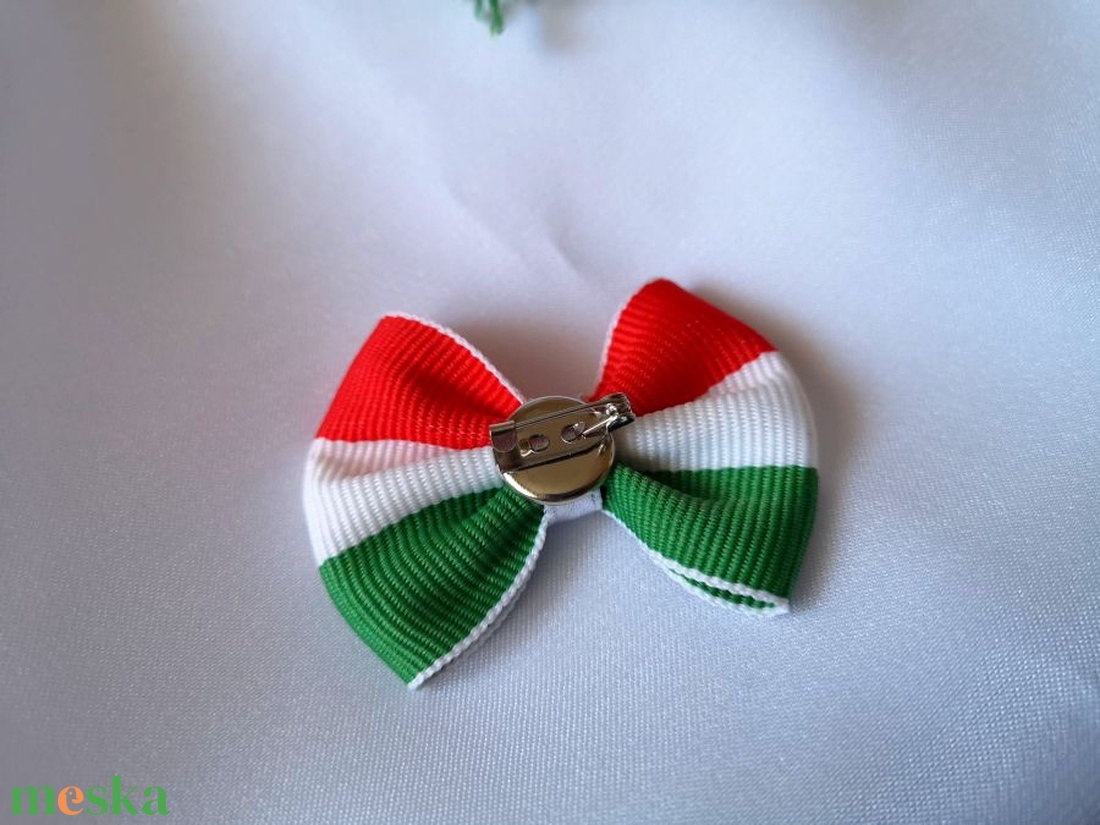 Kokárda - masni - ékszer - kitűző és bross - kitűző - Meska.hu Kokárda - masni - ékszer - kitűző és bross - kitűző - Meska.hu