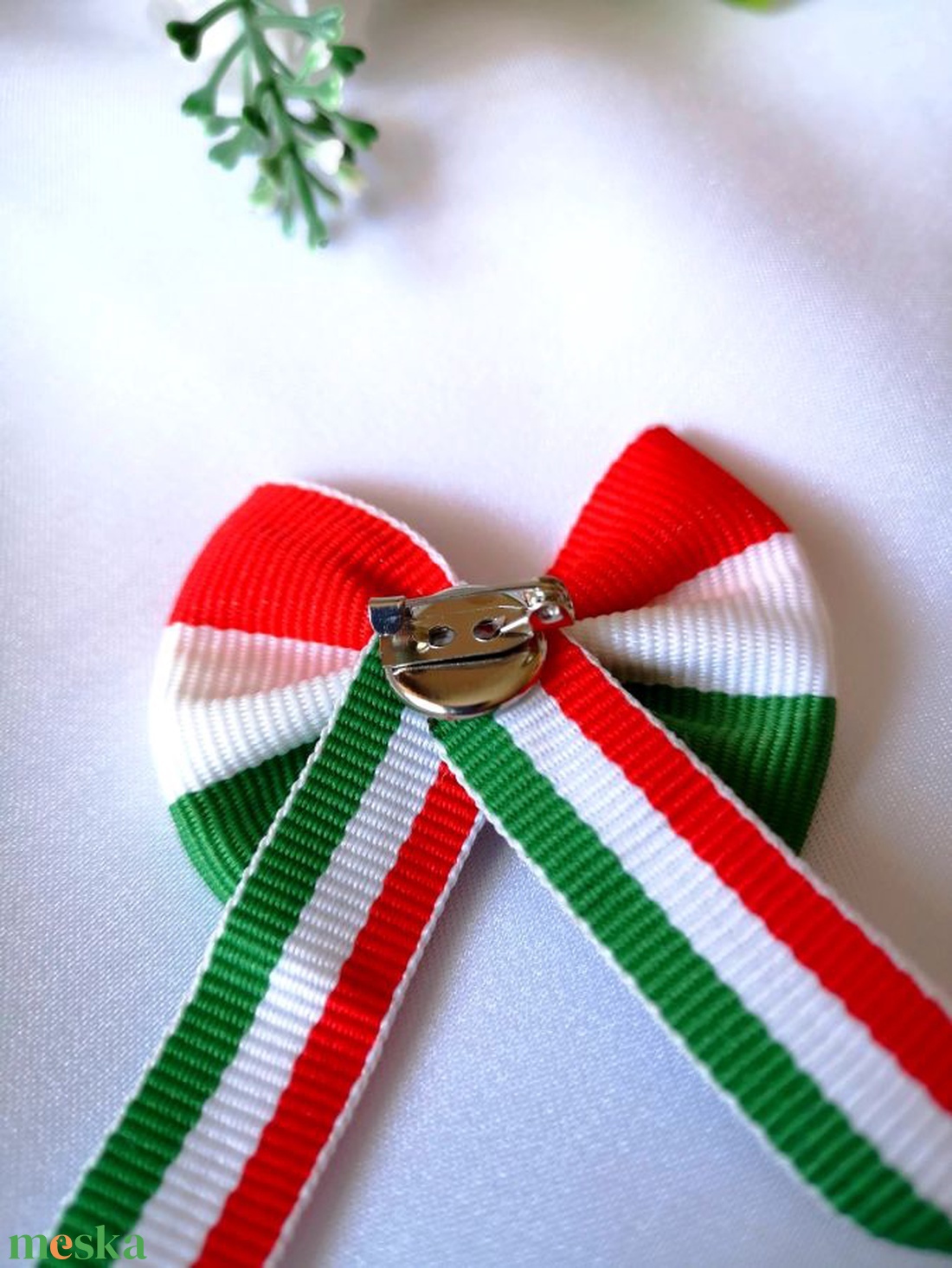 Masnis kokárda - ékszer - kitűző és bross - kitűző - Meska.hu Masnis kokárda - ékszer - kitűző és bross - kitűző - Meska.hu