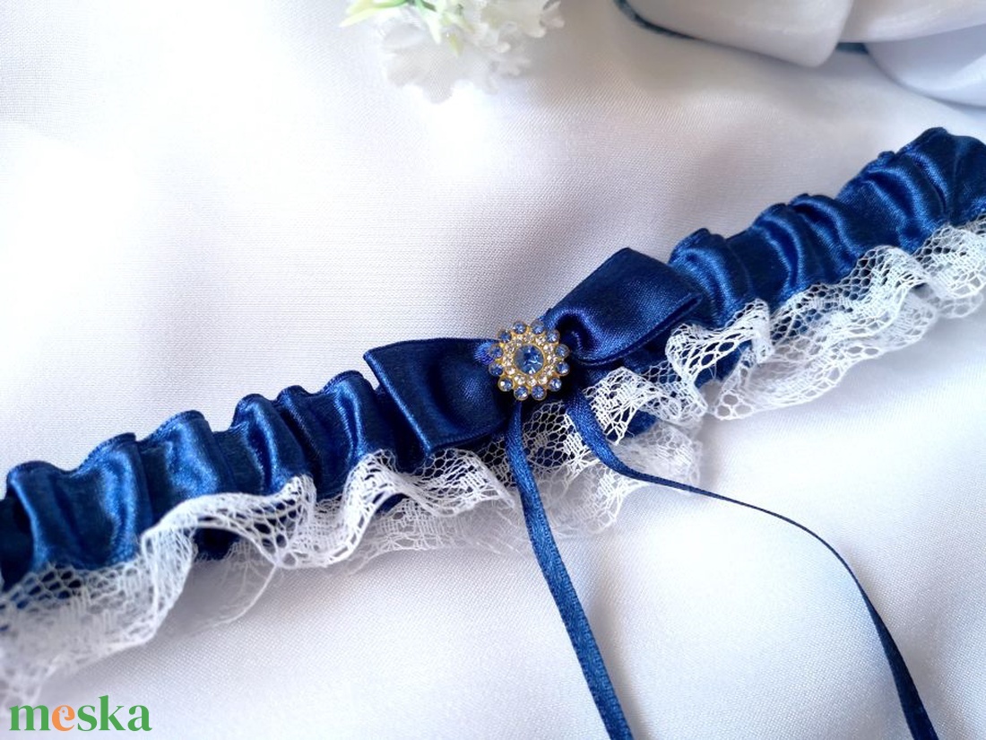 Bűbáj szatén esküvői combcsipke - esküvő - kiegészítők - gyűrűtartó & gyűrűpárna - Meska.hu