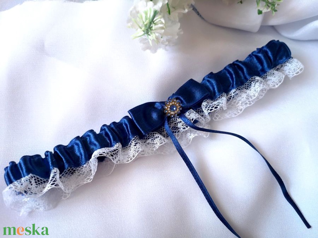 Bűbáj szatén esküvői combcsipke - esküvő - kiegészítők - gyűrűtartó & gyűrűpárna - Meska.hu