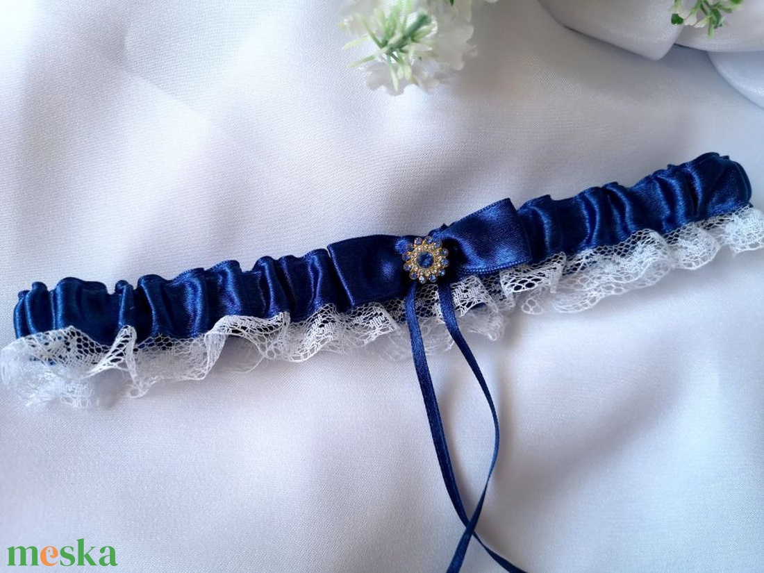 Bűbáj szatén esküvői combcsipke - esküvő - kiegészítők - gyűrűtartó & gyűrűpárna - Meska.hu