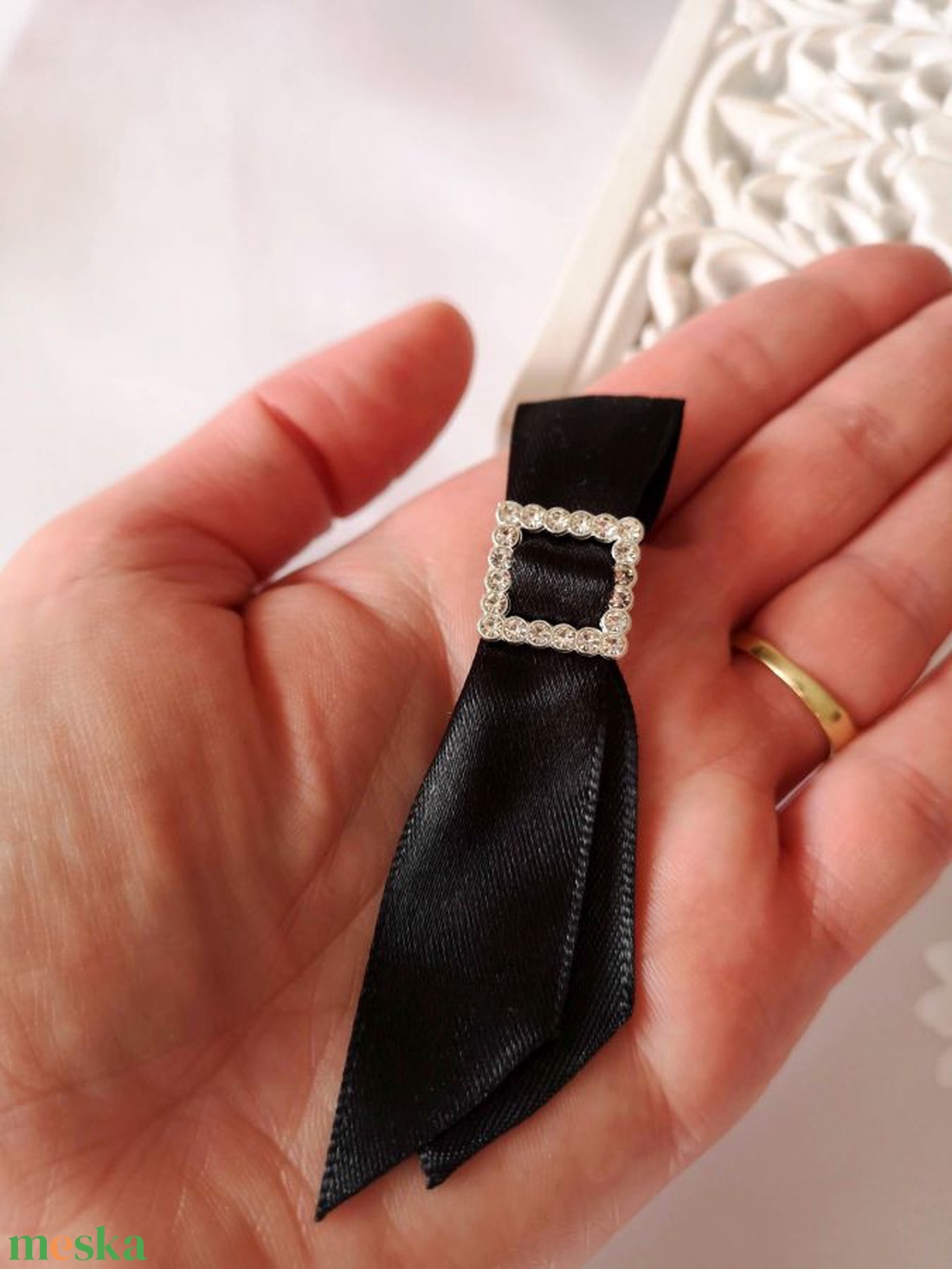 Gyász kitűző strassz dísszel - ékszer - kitűző és bross - Meska.hu