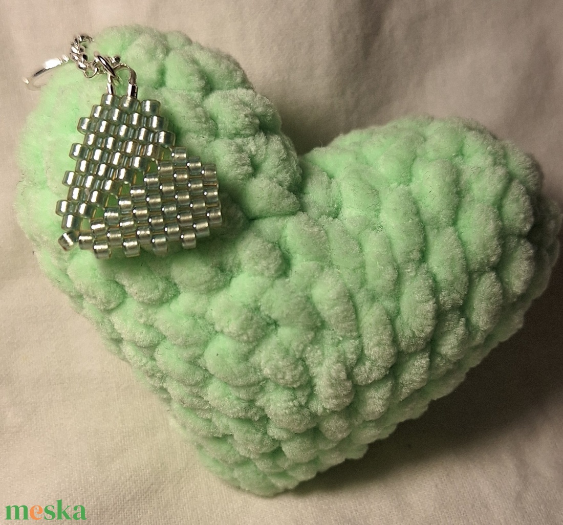 Amigurumi szíves fityegő - táska & tok - kulcstartó & táskadísz - táskadísz - Meska.hu Amigurumi szíves fityegő - táska & tok - kulcstartó & táskadísz - táskadísz - Meska.hu