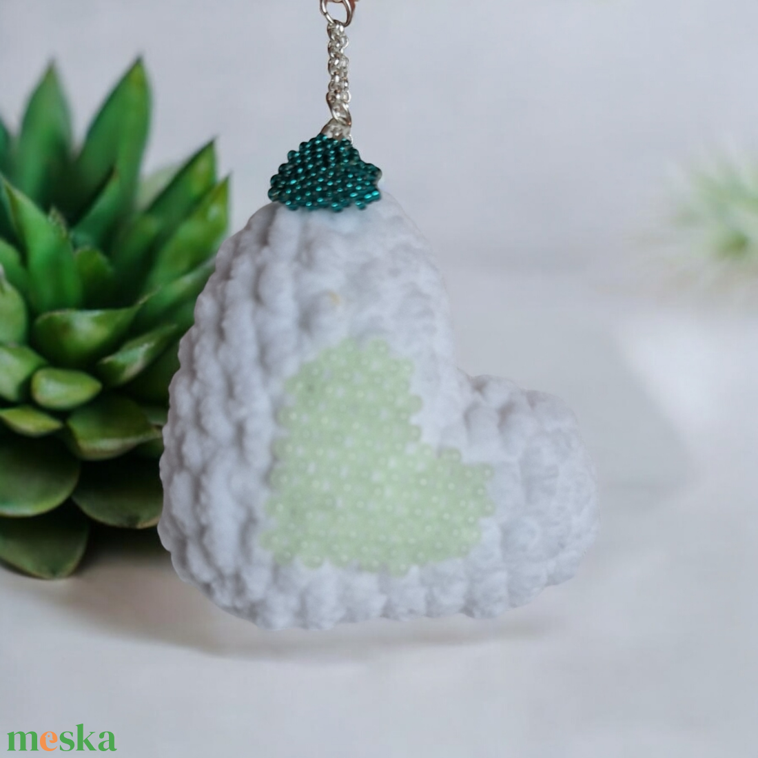 Amigurumis szíves gyöngyös fityegő  - táska & tok - kulcstartó & táskadísz - táskadísz - Meska.hu
