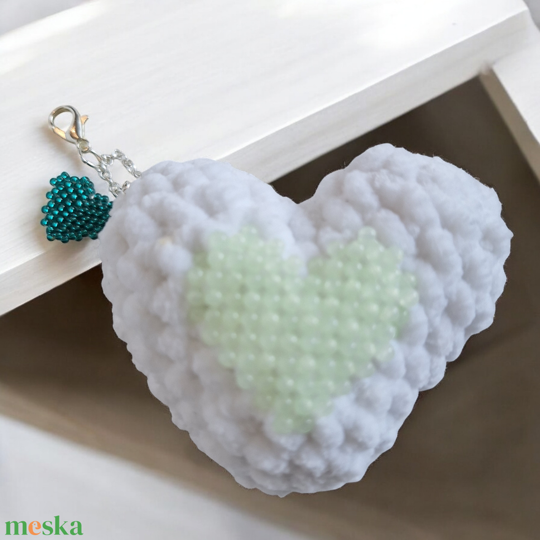Amigurumis szíves gyöngyös fityegő  - táska & tok - kulcstartó & táskadísz - táskadísz - Meska.hu