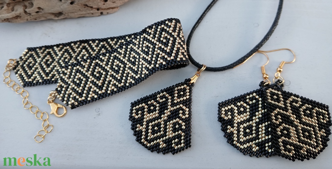 Gold-black karkötő, fülbevaló és medál szett - ékszer - ékszerszett - Meska.hu Gold-black karkötő, fülbevaló és medál szett - ékszer - ékszerszett - Meska.hu