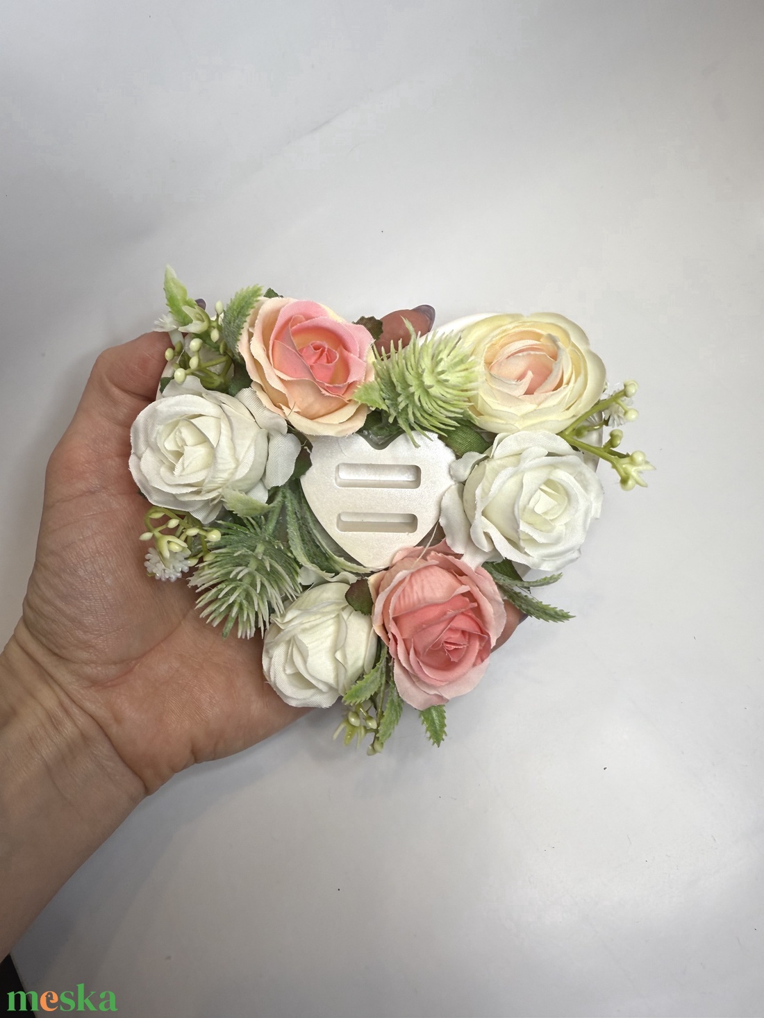 Szív apró rózsás esküvői gyűrűtartó - esküvő - kiegészítők - gyűrűtartó & gyűrűpárna - Meska.hu