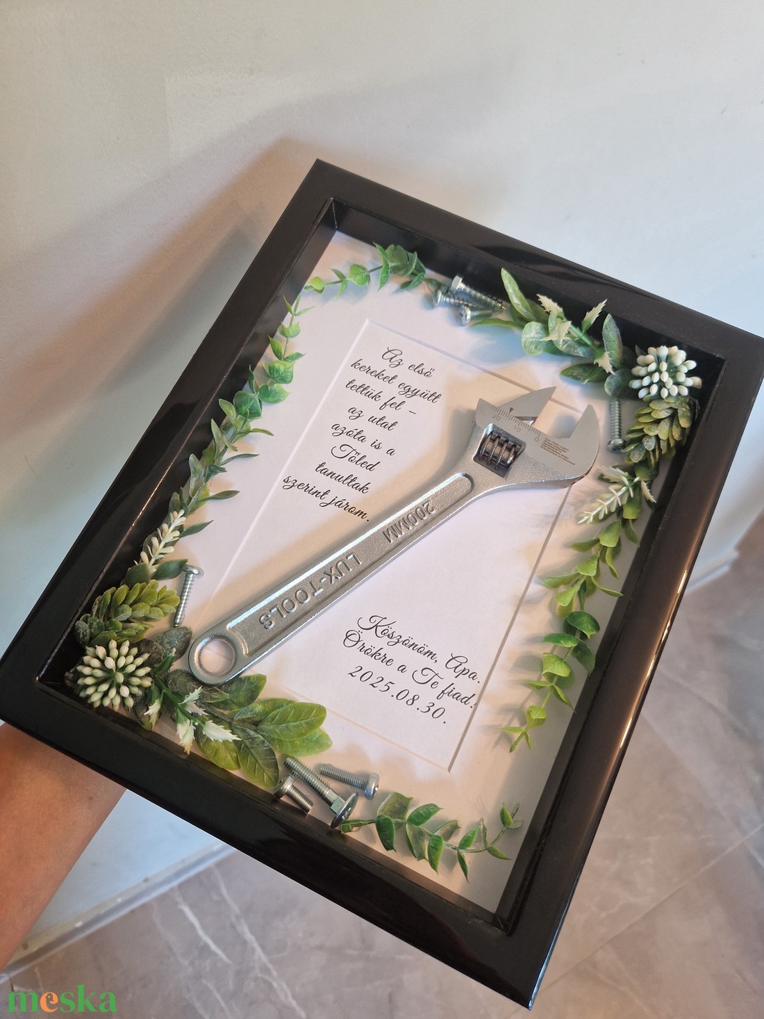 Greenery esküvői szülőköszöntő fekete epoxy kerettel, szerszámmal - esküvő - emlék & ajándék - szülőköszöntő ajándék - Meska.hu Greenery esküvői szülőköszöntő fekete epoxy kerettel, szerszámmal - esküvő - emlék & ajándék - szülőköszöntő ajándék - Meska.hu