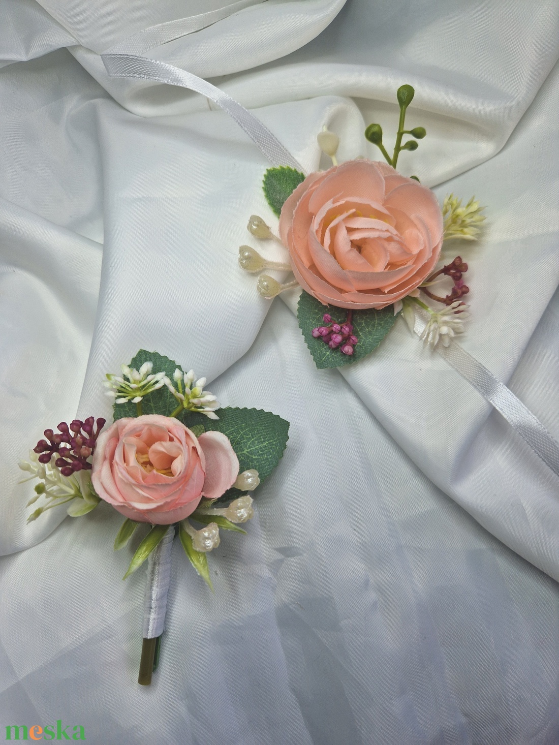 Szett vőlegény/tanu kitűző és csuklódísz - esküvő - kiegészítők - kitűző - Meska.hu