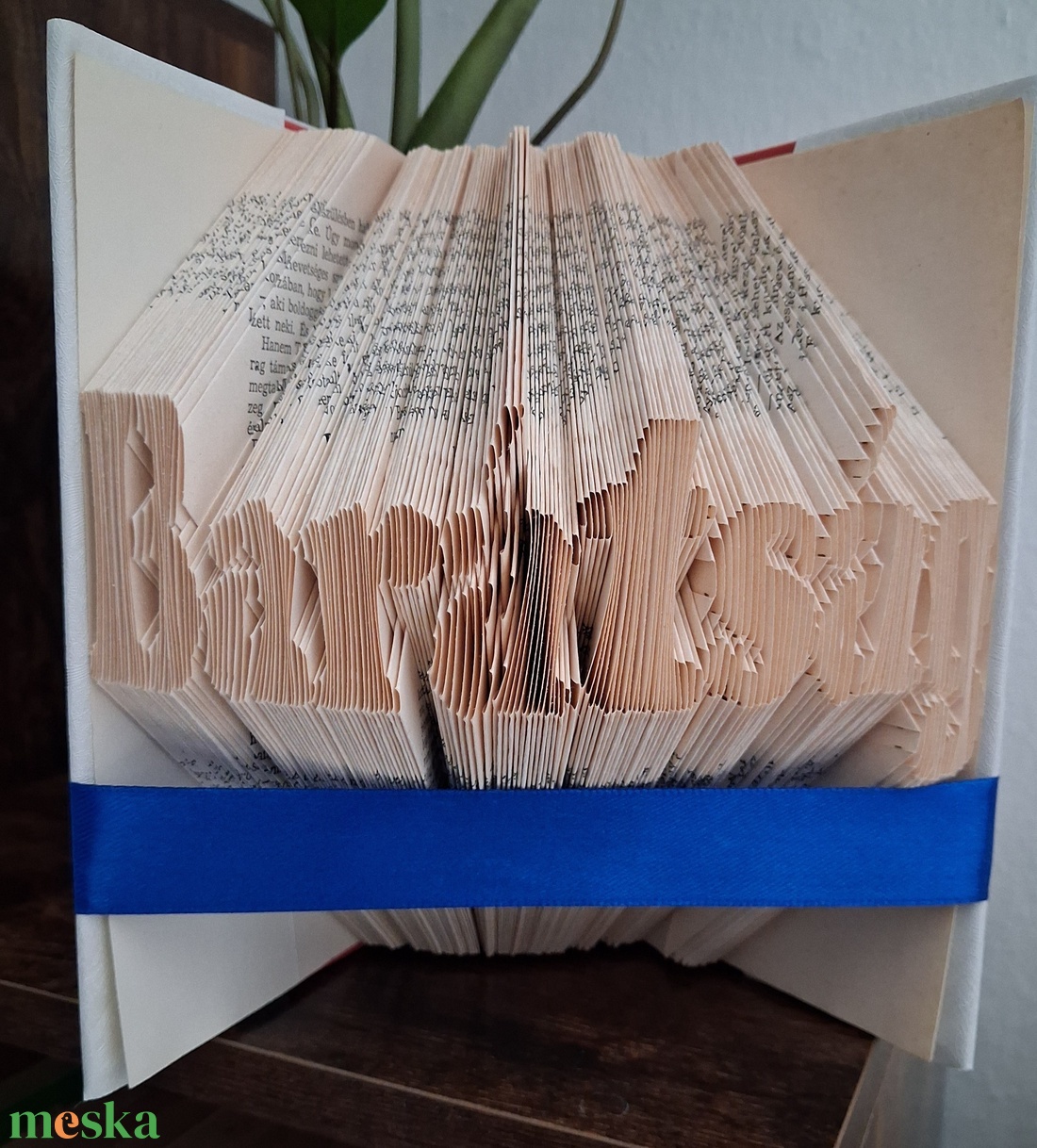 Könyvszobor kerekesszékből - Barátság könyvbe zárva - otthon & életmód - dekoráció - asztal és polc dekoráció - könyvszobor - Meska.hu