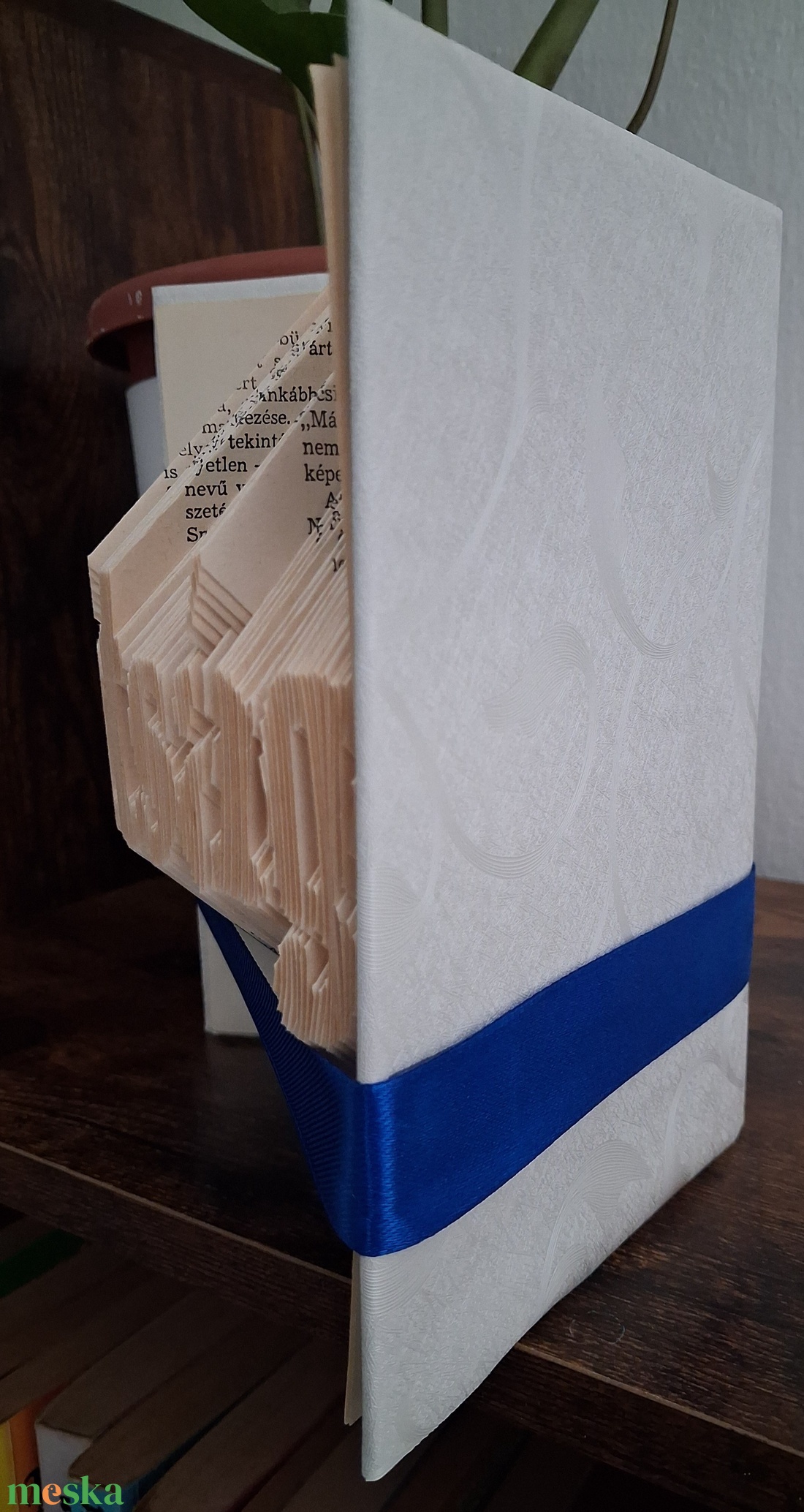 Könyvszobor kerekesszékből - Barátság könyvbe zárva - otthon & életmód - dekoráció - asztal és polc dekoráció - könyvszobor - Meska.hu