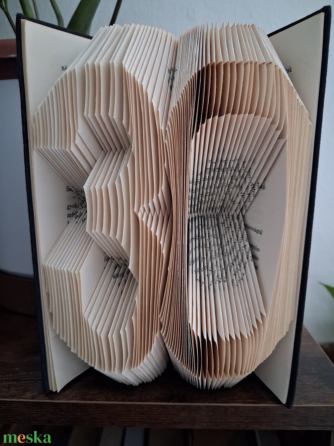 Könyvszobor kerekesszékből - Születésnapos, évfordulós ajándéknak szám könyvszobor  - otthon & életmód - dekoráció - asztal és polc dekoráció - könyvszobor - Meska.hu