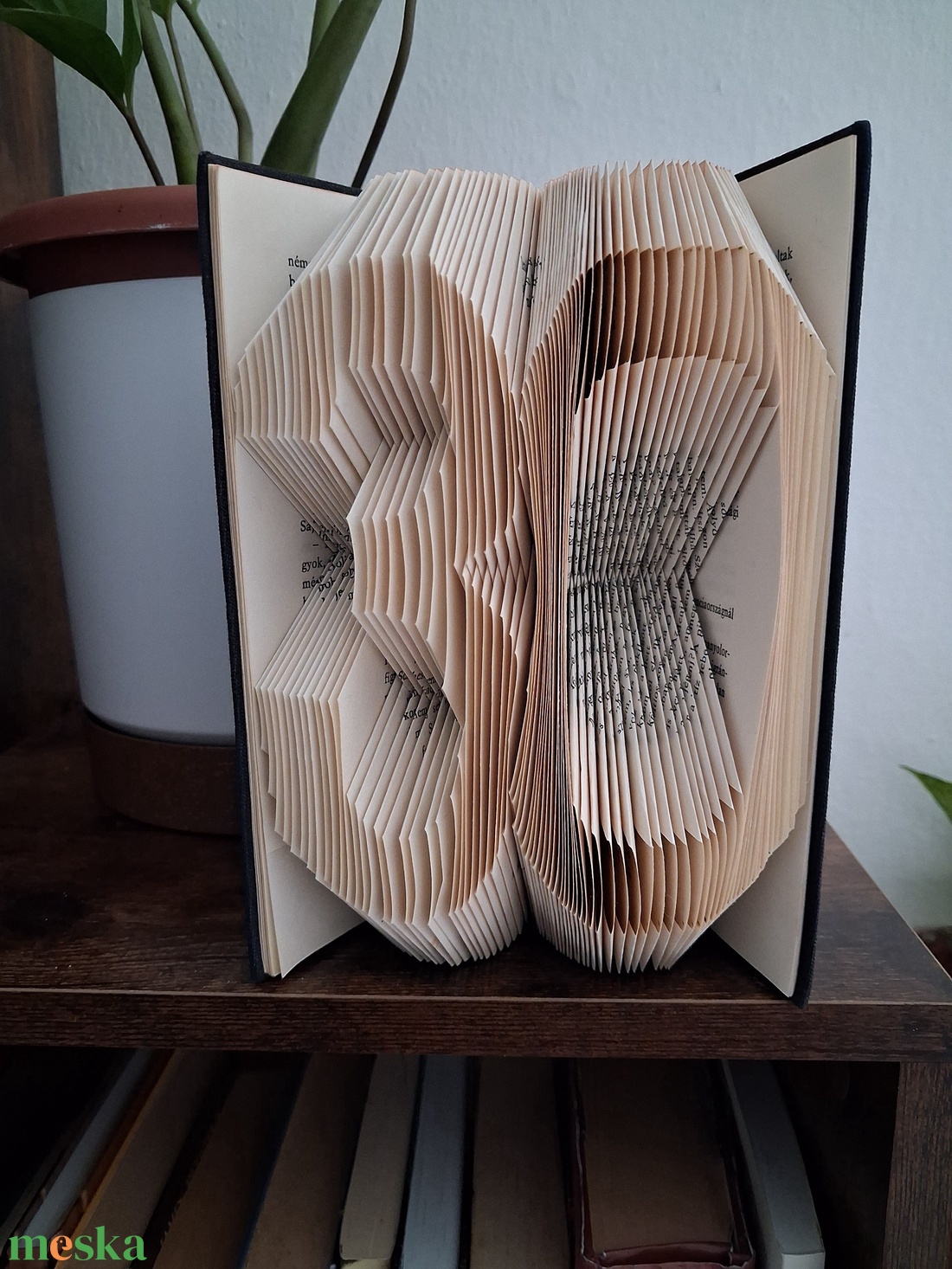 Könyvszobor kerekesszékből - Születésnapos, évfordulós ajándéknak szám könyvszobor  - otthon & életmód - dekoráció - asztal és polc dekoráció - könyvszobor - Meska.hu