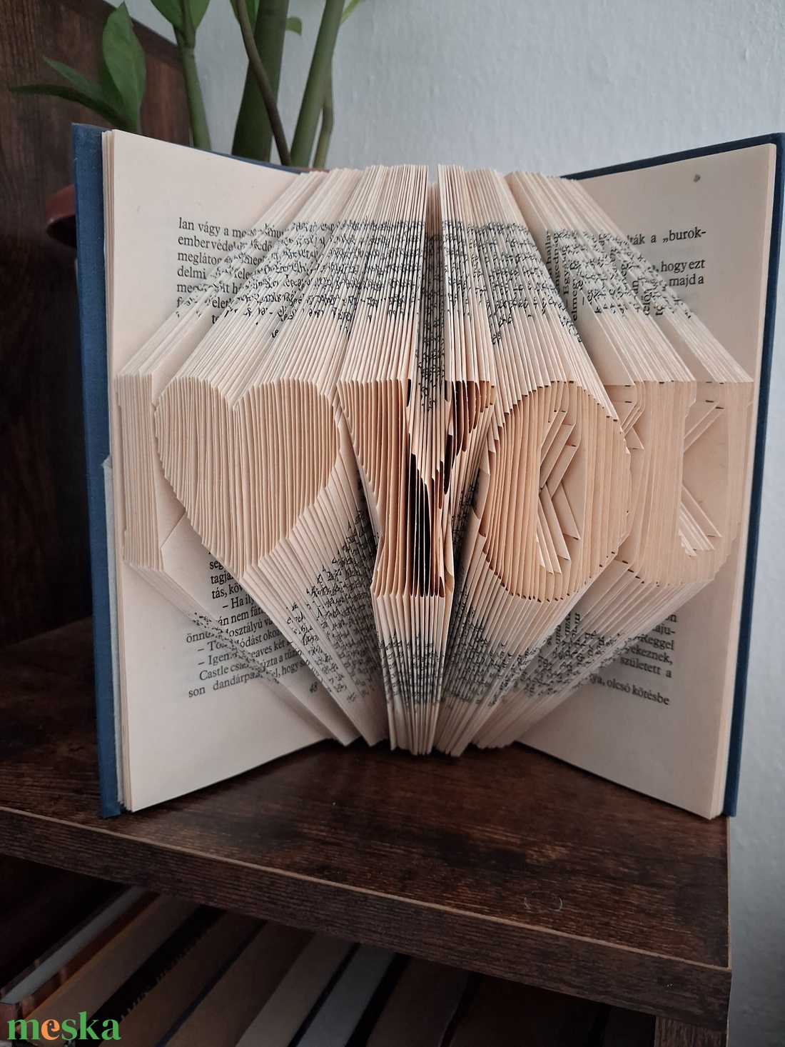 Könyvszobor kerekesszékből: I love you romantikus könyvszobor Valentin napra, évfordulóra, születésnapra... - otthon & életmód - dekoráció - asztal és polc dekoráció - könyvszobor - Meska.hu