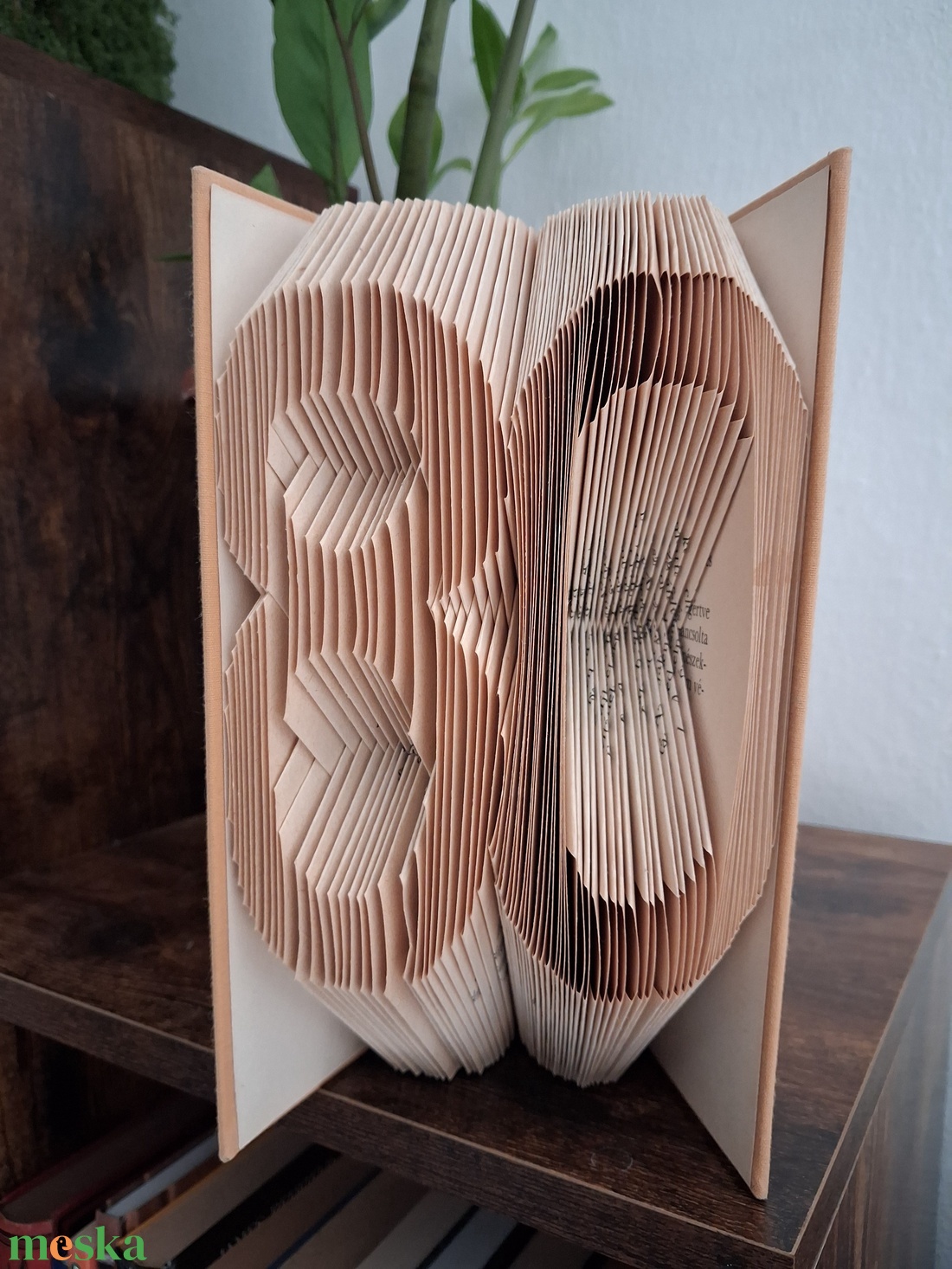 Könyvszobor kerekesszékből: Születésnapos, évfordulós ajándéknak szám könyvszobor  - otthon & életmód - dekoráció - asztal és polc dekoráció - könyvszobor - Meska.hu