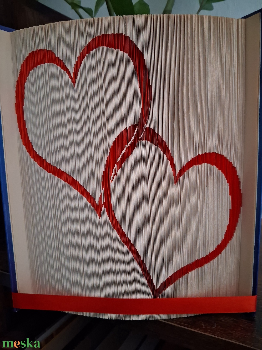 Összefonódó szívek könyvszobor szerelmeseknek. Romantikus ajándék Valentin napra, évfordulóra, születésnapra... - otthon & életmód - dekoráció - asztal és polc dekoráció - könyvszobor - Meska.hu