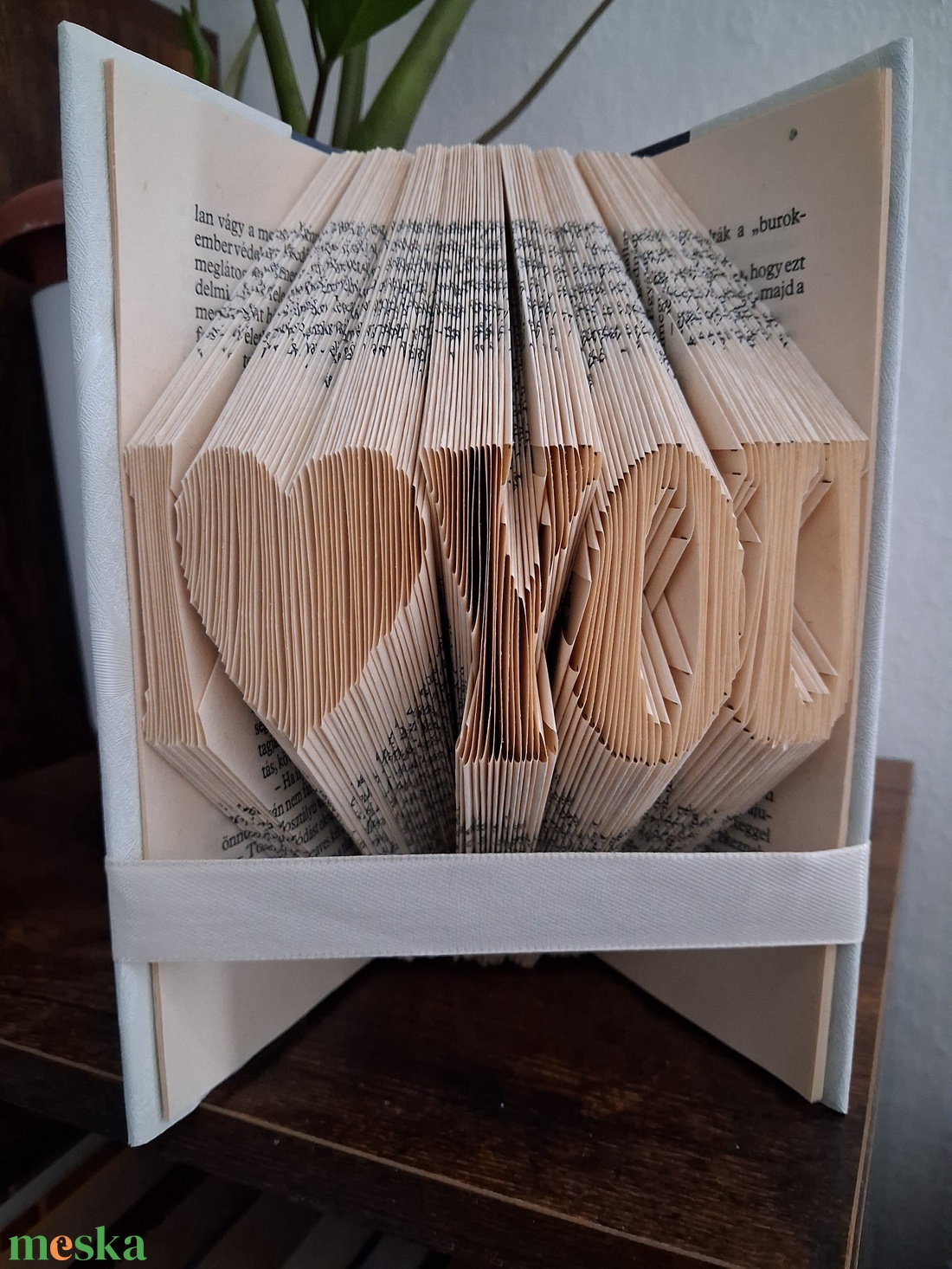 Könyvszobor kerekesszékből: I love you romantikus könyvszobor Valentin napra, évfordulóra, születésnapra... - otthon & életmód - dekoráció - asztal és polc dekoráció - könyvszobor - Meska.hu