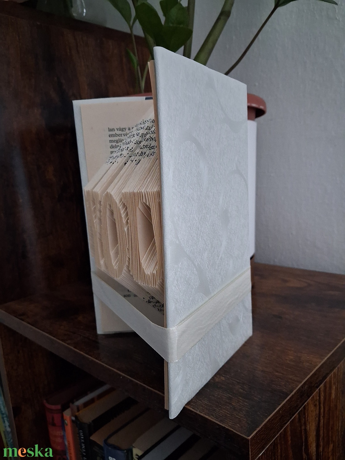 Könyvszobor kerekesszékből: I love you romantikus könyvszobor Valentin napra, évfordulóra, születésnapra... - otthon & életmód - dekoráció - asztal és polc dekoráció - könyvszobor - Meska.hu