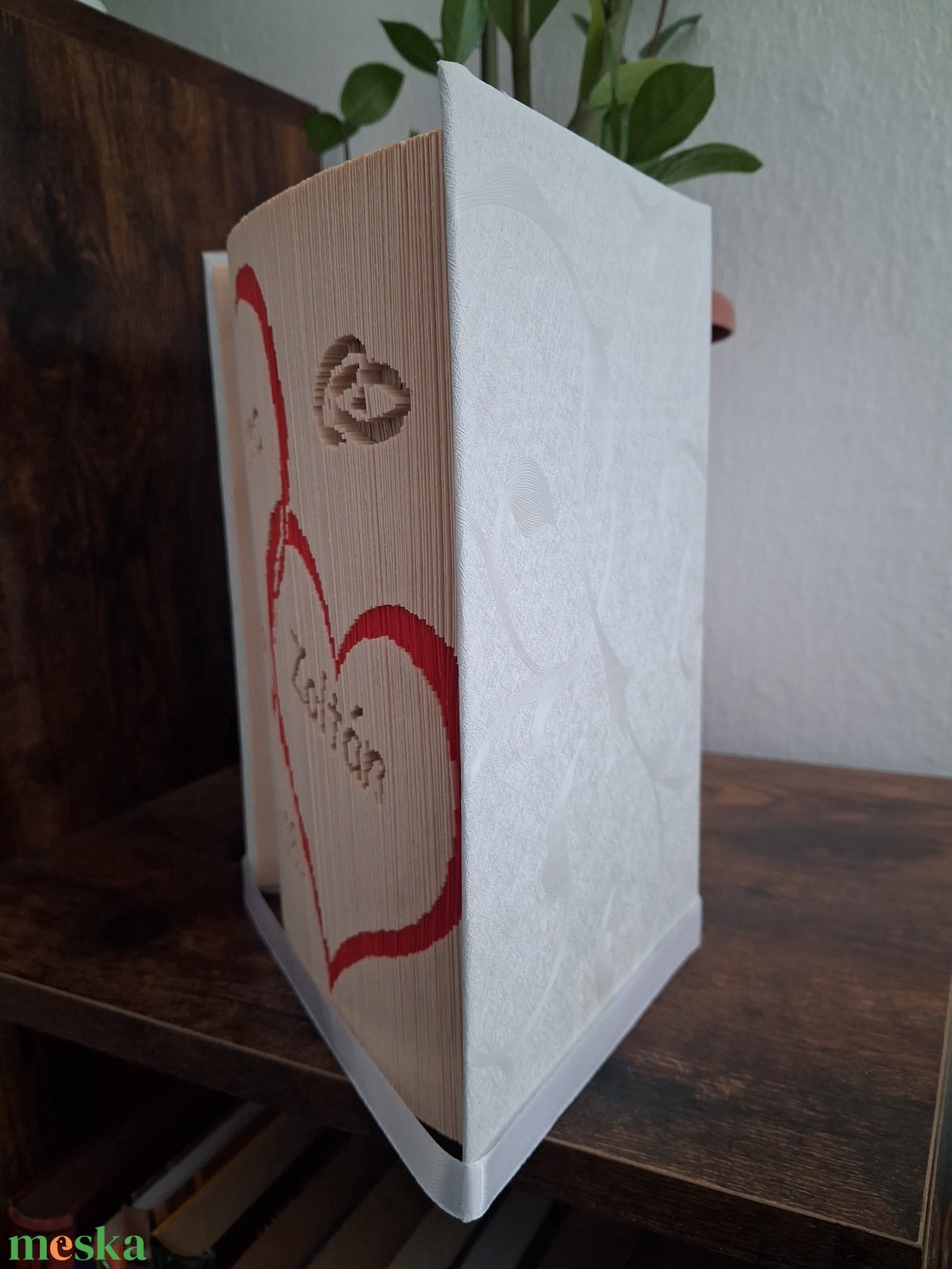Összefonódó szívek könyvszobor. Romantikus ajándék évfordulóra, születésnapra, nászajándéknak. - otthon & életmód - dekoráció - asztal és polc dekoráció - könyvszobor - Meska.hu