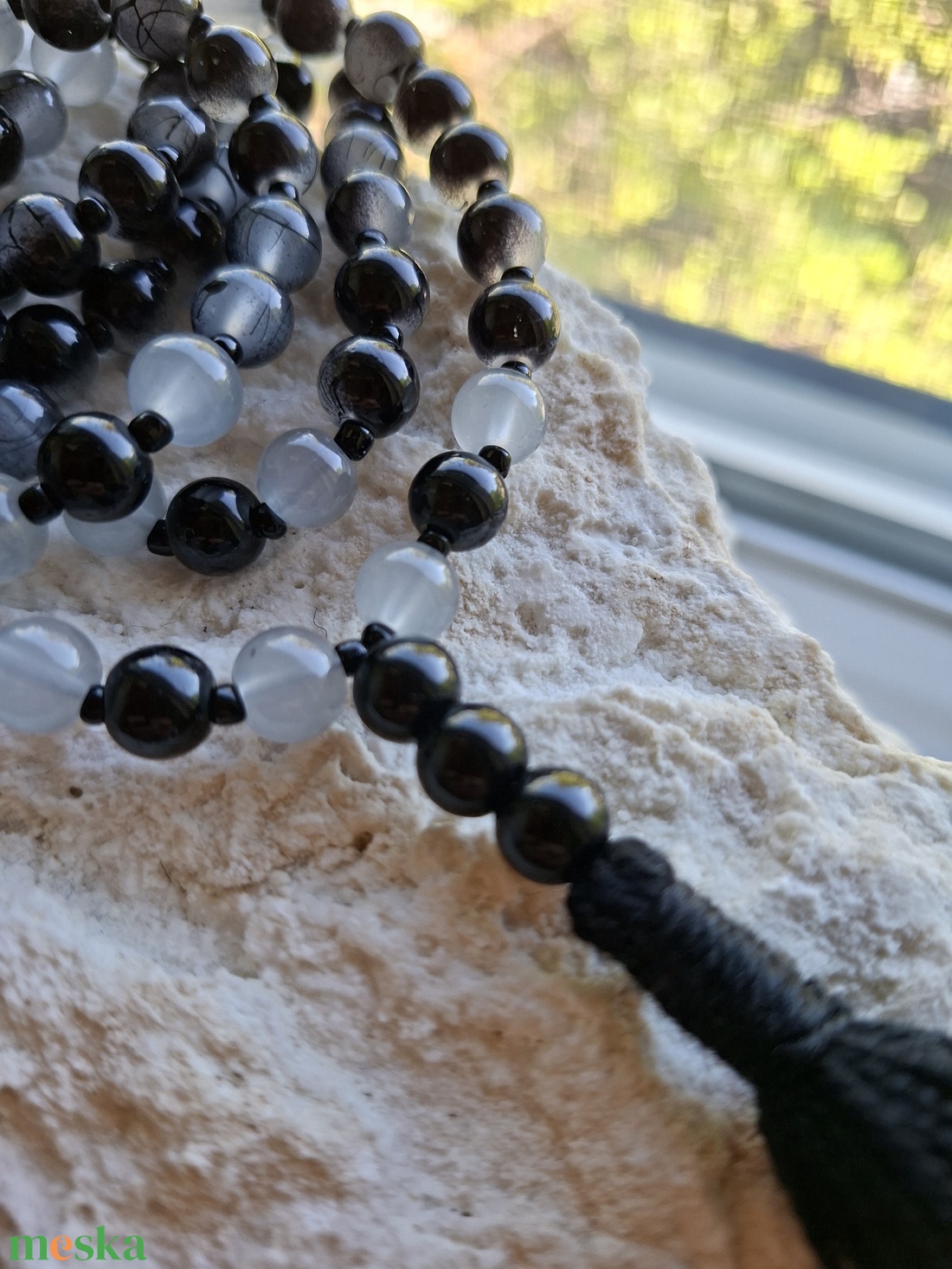 108 szemes meditációs mala � Árnyékfény, fekete�szürke (8mm), fekete bojt - otthon & életmód - dekoráció - spiritualitás - mala - Meska.hu