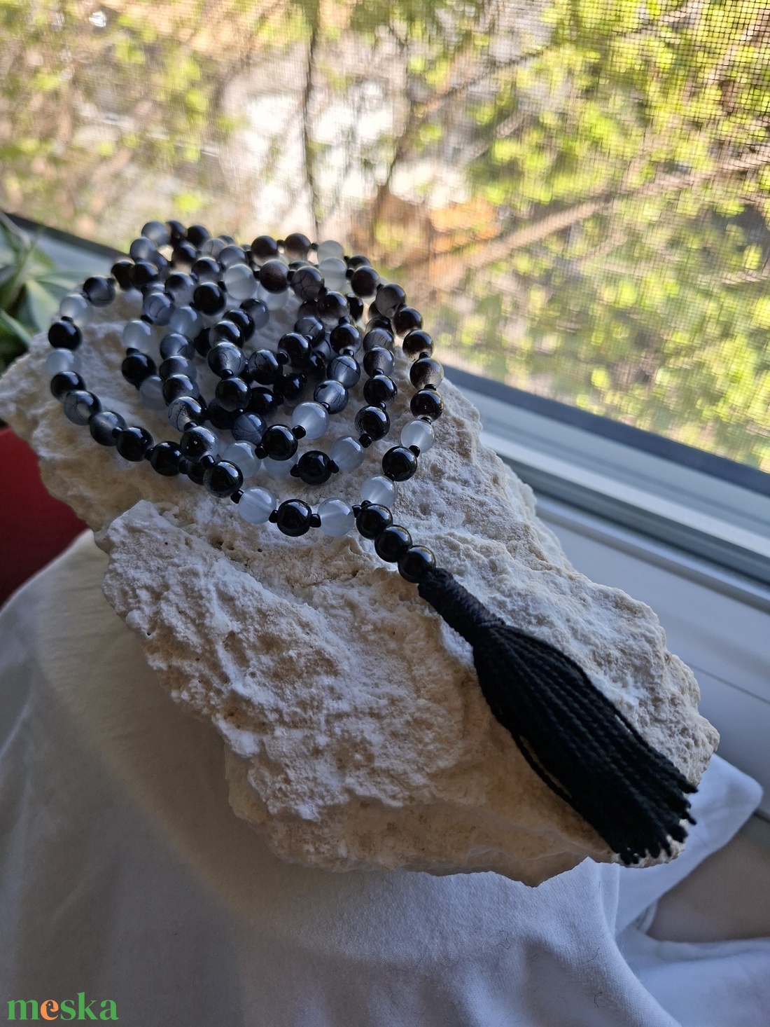108 szemes meditációs mala � Árnyékfény, fekete�szürke (8mm), fekete bojt - otthon & életmód - dekoráció - spiritualitás - mala - Meska.hu