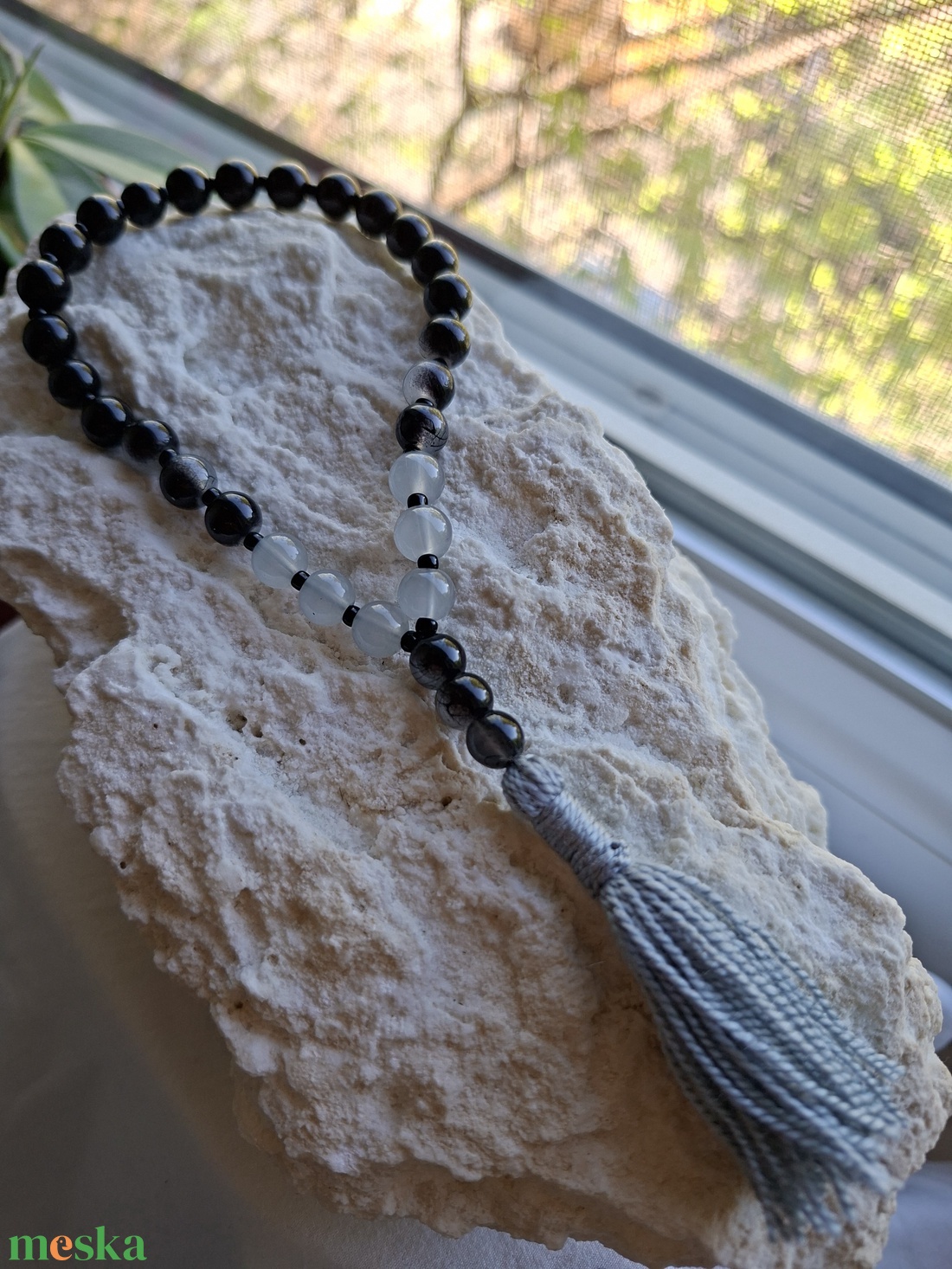 27 szemes meditációs mala � Árnyékfény, fekete�szürke (8mm), szürke bojt - otthon & életmód - dekoráció - spiritualitás - mala - Meska.hu
