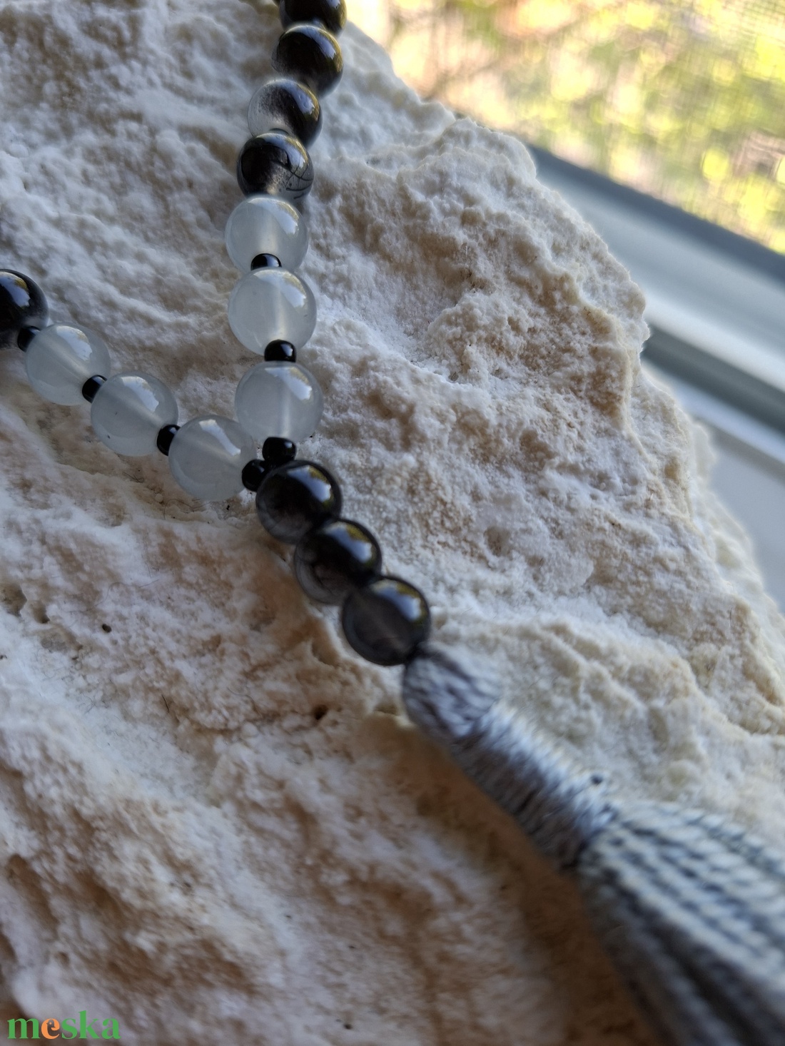 27 szemes meditációs mala � Árnyékfény, fekete�szürke (8mm), szürke bojt - otthon & életmód - dekoráció - spiritualitás - mala - Meska.hu