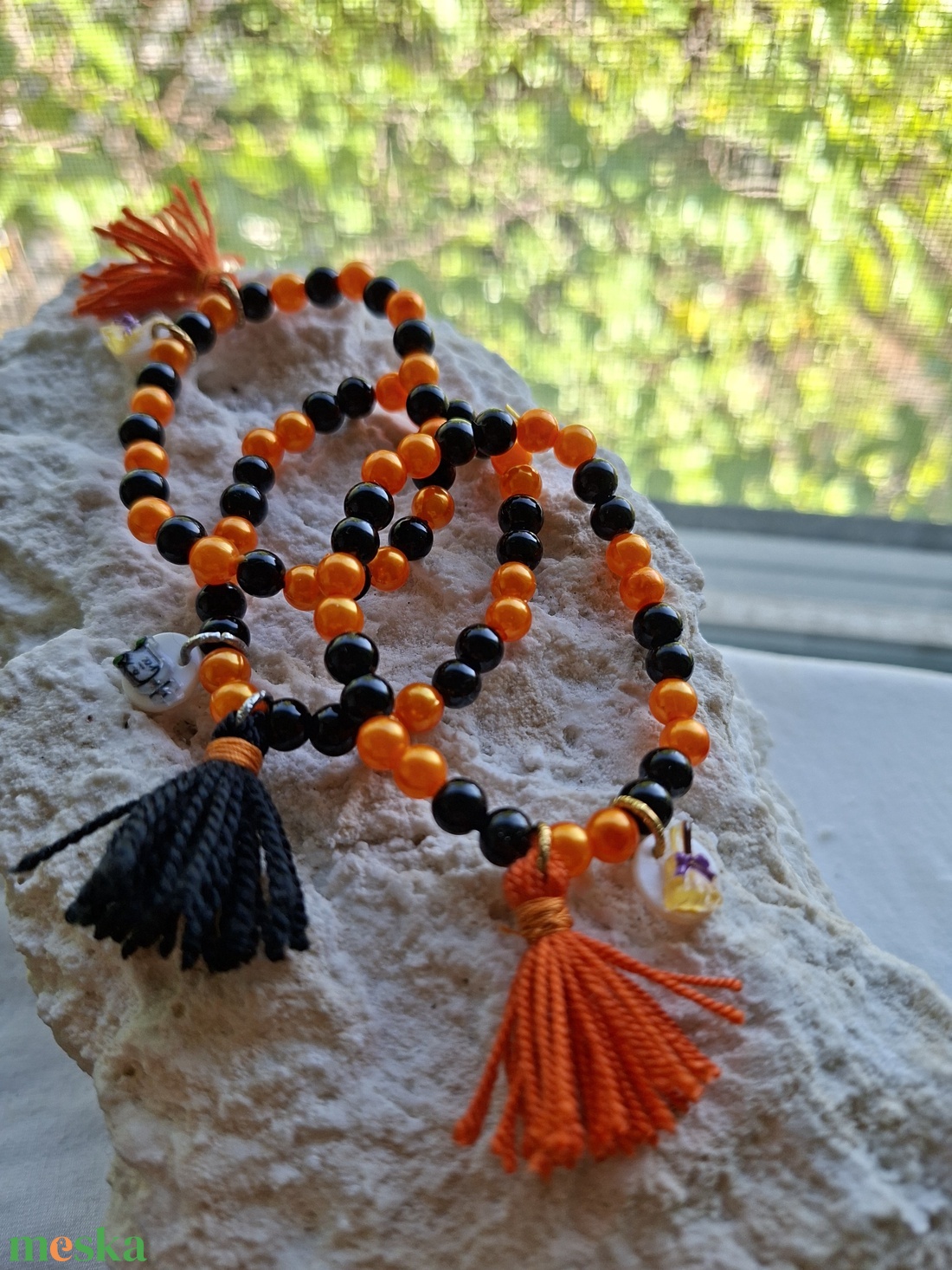 TökJó Halloween � Tekla gyermek karkötő, seprű charm, kettesben - ékszer - karkötő - gyöngyös karkötő - Meska.hu