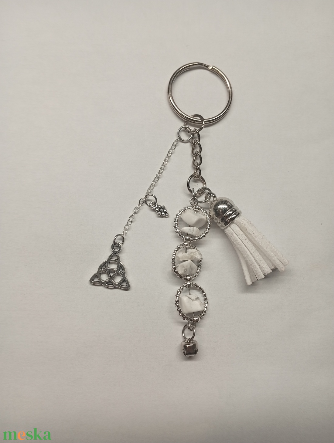 Ásványos kulcstartó medállal és bojttal  - táska & tok - kulcstartó & táskadísz - kulcstartó - Meska.hu